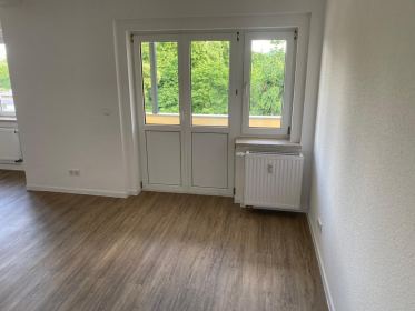Wohnzimmer mit Blick zum Balkon