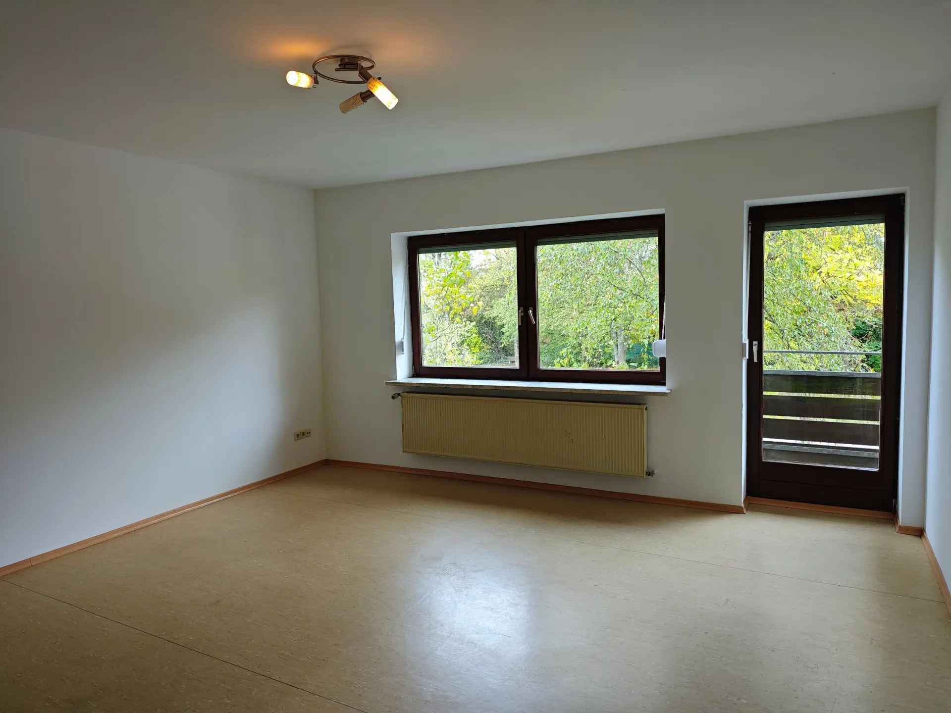 Helle Fensterfront mit Zugang zum Balkon